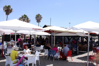 Los almerienses toman los chiringuitos de la Costa de Almería.