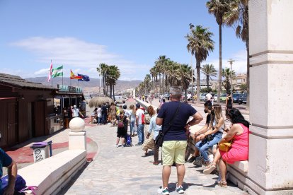 Almerienses aguardando su turno para disfrutar de la gastronomía de El Tío Pepe.