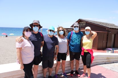 Ana María, Pepe, Fernando, Mercedes, Juanjo y Toñi en el Paseo Marítimo.