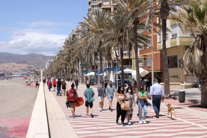 Los almerienses disfrutaron de la climatología en la Costa de Almería.
