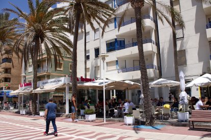 La terraza de La India se llenó de almerienses.