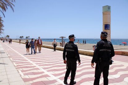 La Policía Local de patrulla por el Paseo Marítimo.