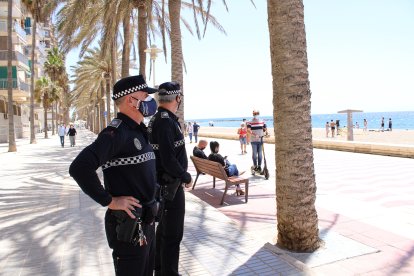 La Policía Local en el Paseo Marítimo.