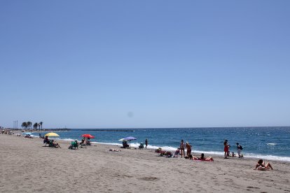 Familias y amigos en las playas capitalinas.