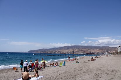 La climatología almeriense invitó a los ciudadanos a disfrutar de la playa.