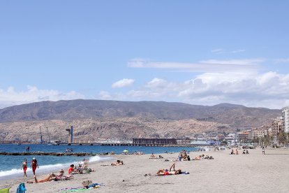 Las playas de Almería se llenaron de almerienses y visitantes.