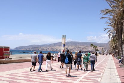 Almerienses paseando y disfrutando de la jornada matinal.