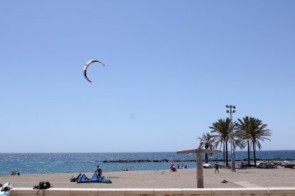 Practicando deporte en la Playa de la Costa de Almería.