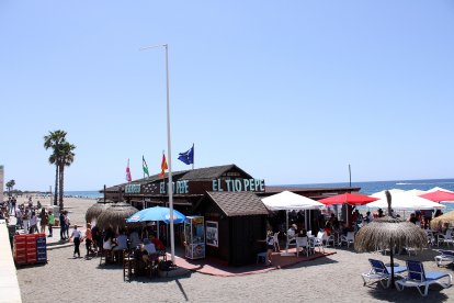 Colas y terraza llena en el merendero El Tío Pepe.