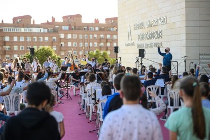 La Orquesta Ciudad de Almería junto a uno de los edificios del hospital de la capital.