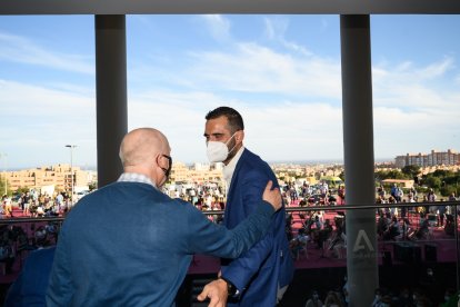 El alcalde saluda a Michael Thomas, director de la Ocal.