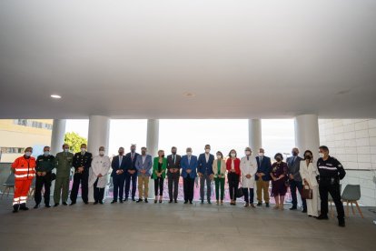 Foto familiar de representantes políticos, sanitarios y de los profesionales esenciales.