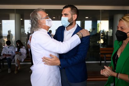 Manuel Vida saluda a Ramón Fernández-Pacheco.