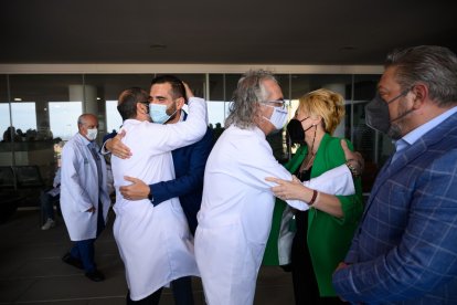 Saludos entre los asistentes al acto.