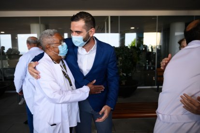 Saludos entre los asistentes al acto.