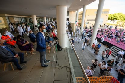 El alcalde pronuncia unas palabras.