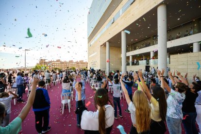 Homenaje a sanitarios y profesionales esenciales.