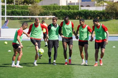 Trabajo en grupo para llevar la pelota a su destino.