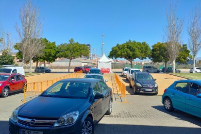 Llegada de vehículos al Palacio de los Juegos.