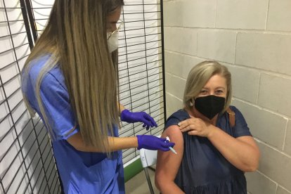 Una mujer de 56 años, en plena vacunación.