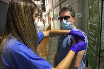 Un almeriense, vacunándose este jueves.