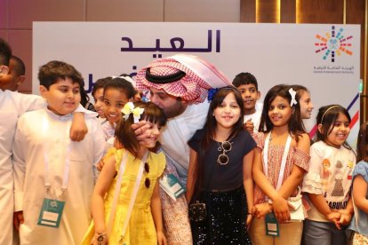 El presidente del Almería, rodeado de pequeños y pequeñas.