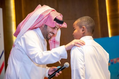 Turki saluda a un pequeño.