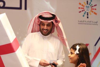 Turki feliz y la niña también.