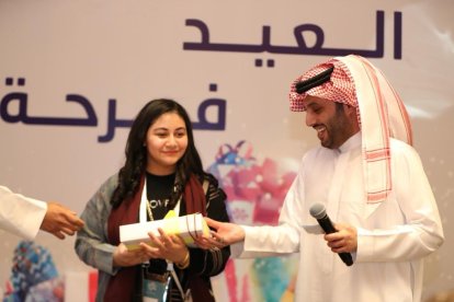 En el acto siempre atento.