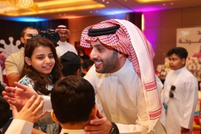 Saludando a los niños y niñas.