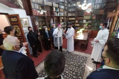 Un momento de la bendición de la biblioteca del Saliente.