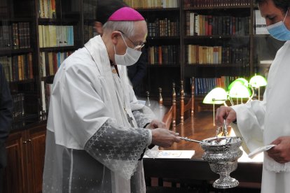 Adolfo González Montes, bendiciendo la biblioteca.