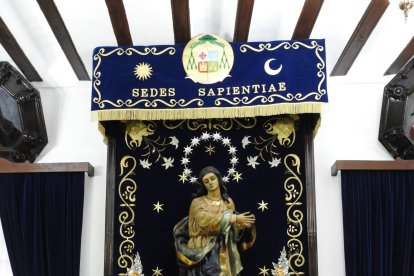 Una Inmaculada preside la renovada biblioteca del Saliente.