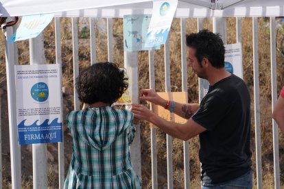 Patricia y Ángel colocando uno de los dibujos dedicados a Gabriel