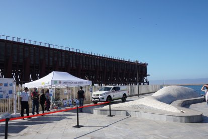 La carpa de recogida de firmas a los pies del Cable Inglés y junto a la ballena de Gabriel