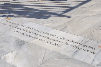 Detalle del suelo de la Ballena donde se recoge la dedicatoria espontánea a Gabriel