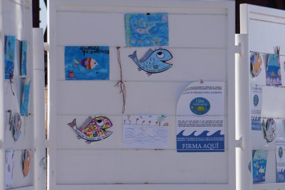 Diferentes dibujos colocados en un panel dedicados a Gabriel