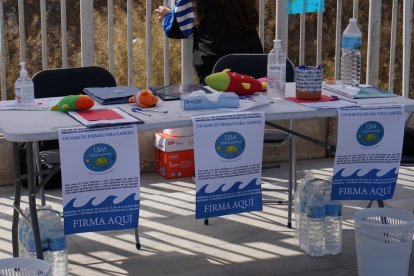 Mesa de la recogida de firmas con diferentes detalles de peces