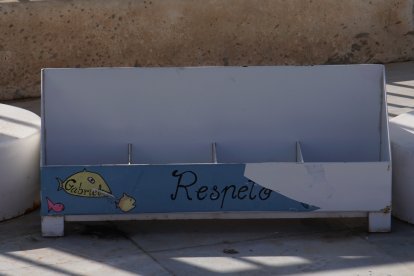 Uno de los pies de los paneles donde se puede apreciar la palabra \