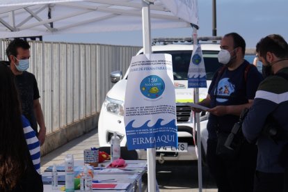 Ángel y Patricia explican a los presentes el motivo de la recogida de firmas