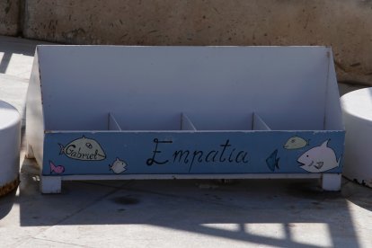 Otro de los pies de los paneles donde, en este caso, se puede apreciar la palabra \