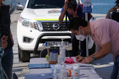 Un almeriense aportando su firma a la causa