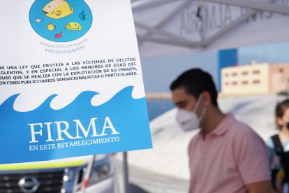 Cartel de la citación a firmar \'por una ley que proteja la imagen de los menores\