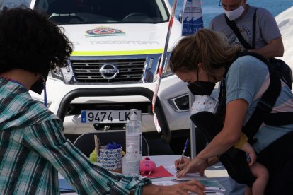 Una almeriense con su bebé aportando su firma