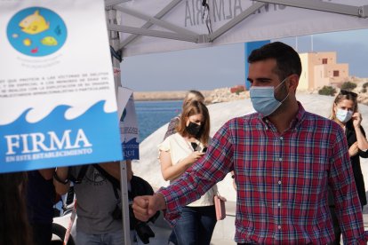 El alcalde saludando a Patricia y a Ángel