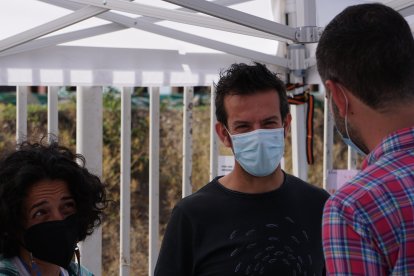 Ángel y Patricia agradeciendo al alcalde su colaboración