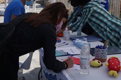 Otra almerienses aportando su firma