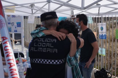 Patricia se abraza con un Policía Local que se acercaba a mostrar su apoyo