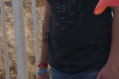 Ángel con una camiseta con dibujos de peces, y en su brazo derecho, un tatuaje de Nemo
