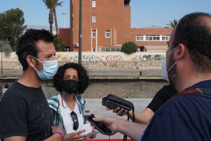 Ángel y Patricia atendiendo a los medios de comunicación